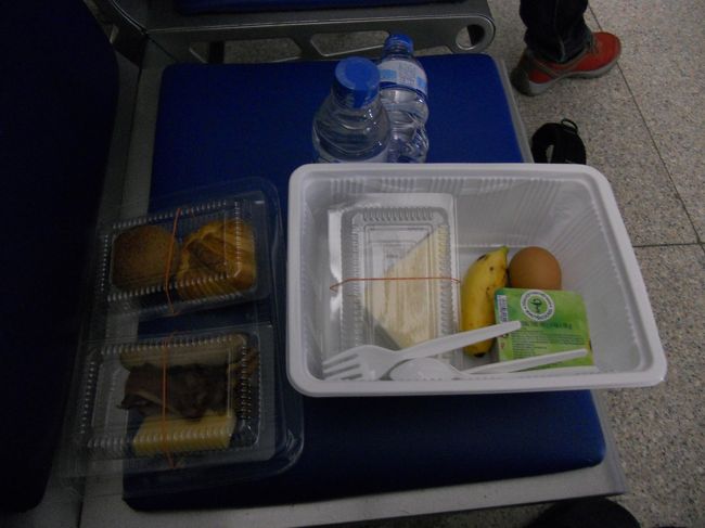 朝、５時にピックアップ。<br /><br />早起きは大丈夫なおじさんとおばさん。<br /><br />ホテルからの朝食を空港で食べる。<br />サンドイッチ・パン・ウインナー・ヨーグルト・バナナ。