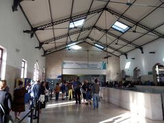 ※度重なる悪天候と疲労でかなり参っていた4日目の朝、自分を前に進ませてくれたちょっとしたエピソードがありました。が、あまりにも個人的な内容なので一番最後におまけとして紹介します。ミスチルファンには見てほしいかもですｗｗ

4日目、いよいよロカ岬を訪れる日。
きのうまでビショ濡れだった靴も服も、奇跡的にすっかり乾いていました。先月の京都の豪雨の時は全く乾かなかったのに、本当にありがたい！ヨーロッパの乾燥気候万歳！！！＼(^o^)／

今日も曇り空が目立ちながらも、きのうより晴れの期待が持てそう。
ホテルで朝食をすませた後、まずはロシオ駅にてシントラ行きの電車の切符を買う。ここではシントラのバスも含めたバス電車乗り放題の「Bilhete Train&Bus」というパスの購入がオススメ。

