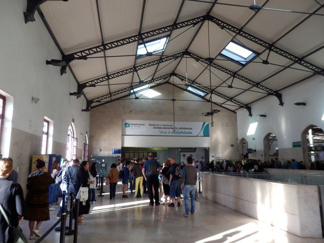 ※度重なる悪天候と疲労でかなり参っていた4日目の朝、自分を前に進ませてくれたちょっとしたエピソードがありました。が、あまりにも個人的な内容なので一番最後におまけとして紹介します。ミスチルファンには見てほしいかもですｗｗ<br /><br />4日目、いよいよロカ岬を訪れる日。<br />きのうまでビショ濡れだった靴も服も、奇跡的にすっかり乾いていました。先月の京都の豪雨の時は全く乾かなかったのに、本当にありがたい！ヨーロッパの乾燥気候万歳！！！＼(^o^)／<br /><br />今日も曇り空が目立ちながらも、きのうより晴れの期待が持てそう。<br />ホテルで朝食をすませた後、まずはロシオ駅にてシントラ行きの電車の切符を買う。ここではシントラのバスも含めたバス電車乗り放題の「Bilhete Train&amp;Bus」というパスの購入がオススメ。<br /><br />