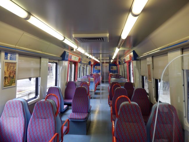 車内はこんな感じ。<br />意外と全然座れました。