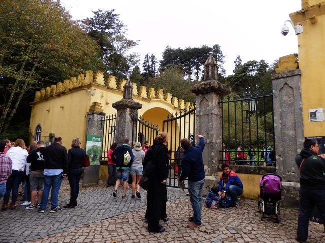 ここがペーナ宮殿の入り口。<br />入口からしてかなり可愛い造りです。<br />ここでチケットを買って、さらに山道を歩くこと５分ほど。<br />たどり着いた宮殿はもっとfantasyですよ～