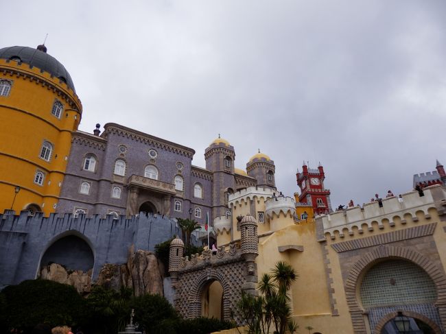 左から黄色、グレー、赤とお城の色が違います。。。！<br />こんなお城ありますでしょうか！？