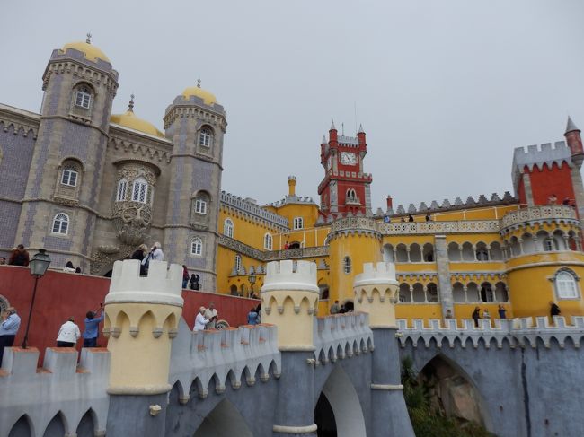 真ん中に黄色も見えました。<br />さて、なんでこんなにカラフルなのかというと、イスラム・ゴシック・ルネッサンス・マヌエルなど各様式を寄せ集めているからだそう。<br />ここまで異文化を融合させているのはかなり珍しいですよね！<br />ちなみにこの建築の命を下したのは、ドイツのノイシュヴァンシュタイン城の建築を命じたルードヴィヒ２世のいとこ、フェルディナント２世とのこと。（もちろん地球の歩き方より引用ｗ）