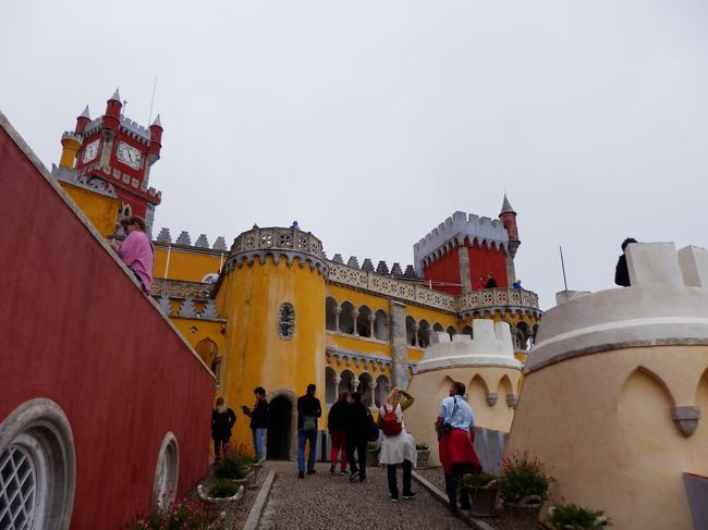 こちらが通路の様子。<br />右側が先ほどご説明しましたリーク型登り台。