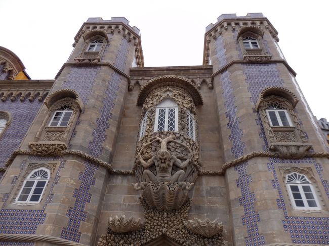 入口の上にある像がすごいインパクト。。。！