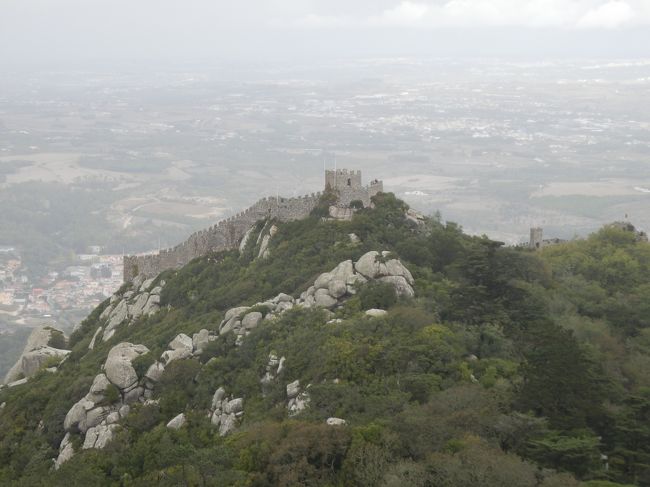 こちらがその展望台から見える景色。そして中央に見えるのが後で訪れるムーアの城跡です。<br />ミニマチュピチュ感！