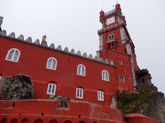 広場の横から出ている迷路のような道から、赤い城の周りを１周できます。