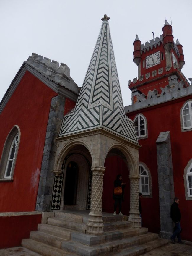 赤いお城は一番上までは行けないものの、時計台の下には教会があります。