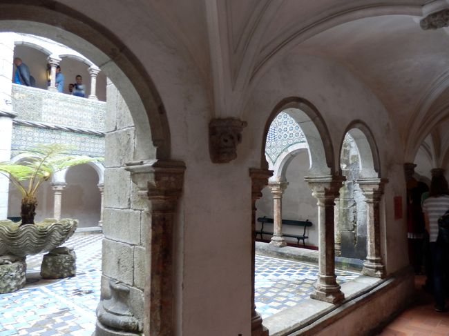 さて、周遊はおしまいにして、今度こそ内部に入ります。<br />黄色い建物が内部の入り口となっており、まずはおなじみの回廊があります。<br />今までのより比較的小さいけどキレイです。