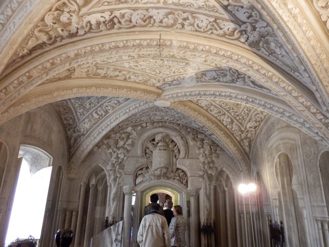 さて、しばらく部屋を通りすぎると、グレーのイスラム様式の建物に突入します。内部も全然造りが違って本当に面白いです！