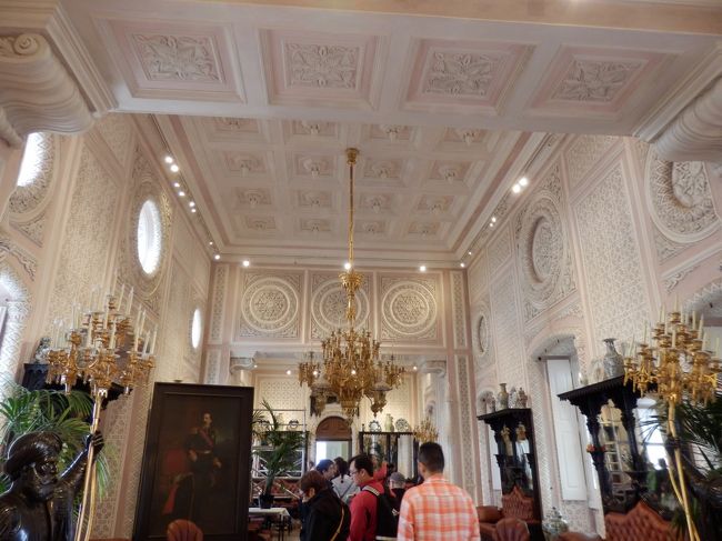 と、いつくか部屋を見ていると、今度はまた様式の建物（奥の黄色の建物）に！ここはスモール・ベルサイユ宮殿といったところでしょうか。