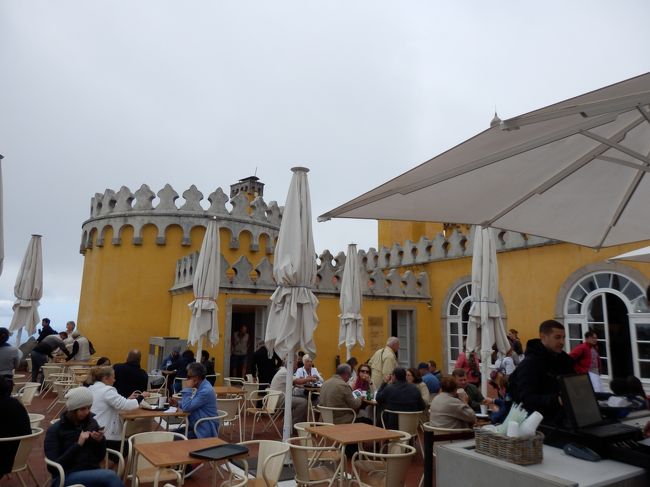 最後の黄色ゾーンを出ると、なんとカフェがｗｗ<br />この下にはレストランとギフトショップもあり、こういうところも面白いです、ペーナ宮殿。<br />