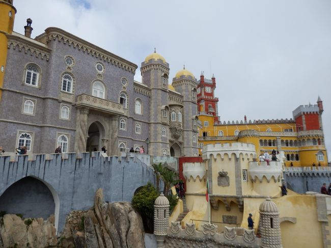 カフェからの景色。<br />本当にカラフル。何度見ても、どの角度から見ても飽きない。<br />まだ午前中だったのですが、あまりに面白かったので、この時点でデジカメのバッテリーの1/3がなくなりました。。。