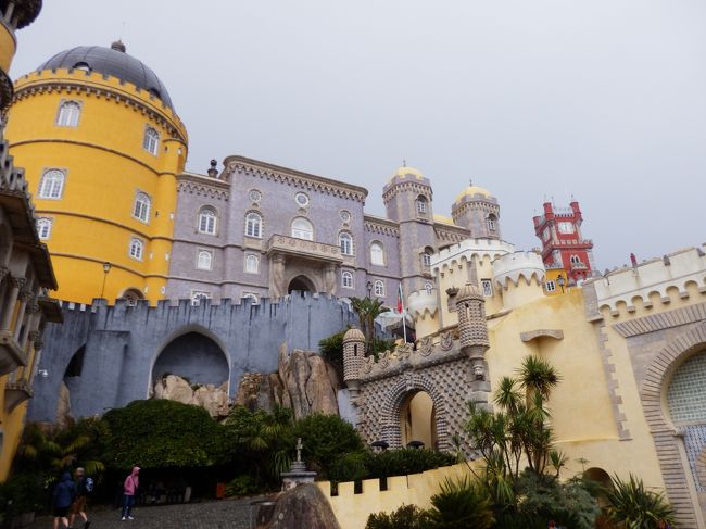 あまりにカラフルでファンタジーな宮殿なので、特に女性には是非オススメしたいです！<br />すでに予定時刻オーバーの上、またしても雨が降り始めたのでそろそろ出よう。<br />さらば、ありがとう！ペーナ宮殿！