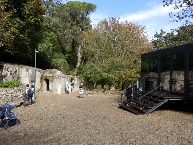 ペーナ宮殿から道を戻ること５分ほど。<br />ムーアの城跡の入り口手前の広場に着きました。