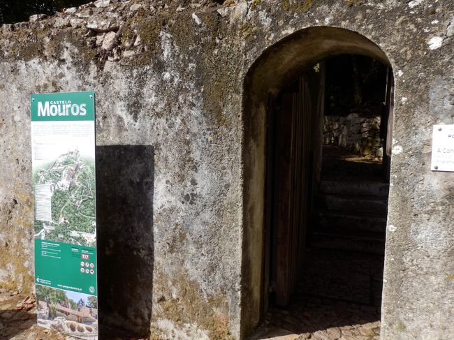 ムーアの城跡の入り口。<br />遺跡感があってワクワクします！