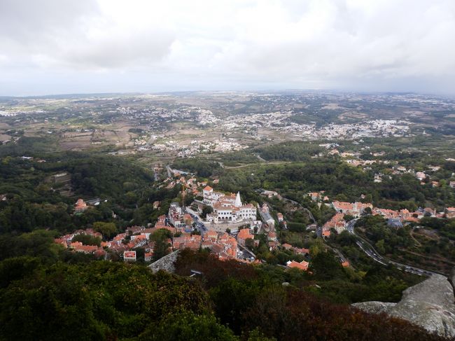 標高の高い城壁から右を見下ろすと、シントラの街並みが。<br />イギリス詩人バイロンが「この世のエデン」とたたえた、街と自然が見事に融合した世界遺産！素晴らしいです！