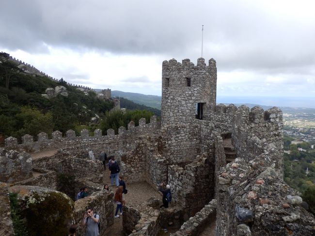 城壁のふもと側。<br />またパクリみたいな言い方して申し訳ないけど、まさにポルトガル版マチュピチュ。<br />※ポルトガルはスケールが本家よりいつも小さいのがミソ！ｗ