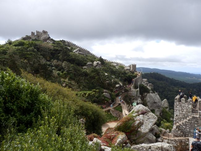 右側にずっと続いている城壁の階段。<br />これをひたすら上って、頂上を目指します！