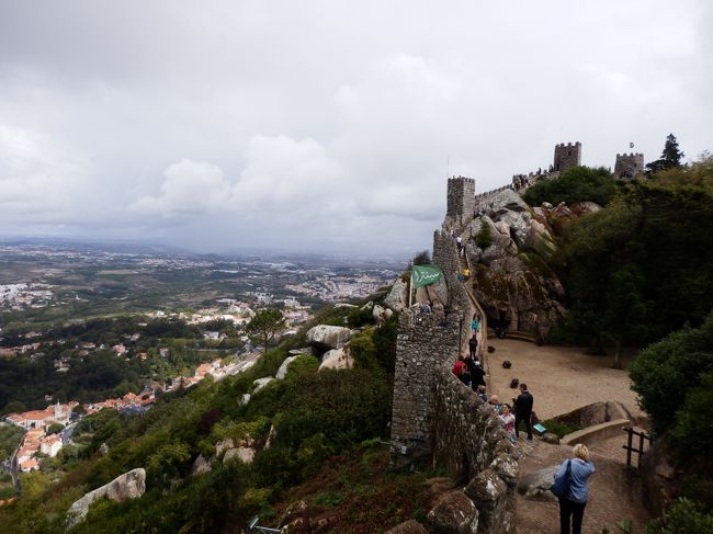 城壁の階段から後ろを振り返るとこんな感じ。<br />すぐ横から崖になっていて、街の景色をずっと見れるのがとても良いです！