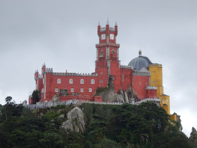出ました、最高に可愛いペーナ宮殿！<br />山の頂上に突然そびえ立っているのがすごく幻想的で美しいです！<br />さて、ムーアの城跡も冒険しつくしたところで、早くも14時前。<br />夕方にはロカ岬に着けるように逆算し、急いで街の中心部へ戻ります！<br />