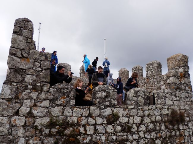 というわけで着きました、頂上！<br />頂上に特に何もないこの感じは、一昨年訪れたコトルの城壁に似ています。<br />この頂上から向かいの山をみると、、、？