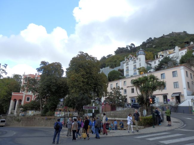 ペーナ宮殿から再び434番線のバスに乗り、街の中心部「Sintra Vila」で下車。<br />このあたりで、ずっと曇りだった天気に少しだけ日が差し始めました。<br />ロカ岬に着く時には晴れますように。。。！