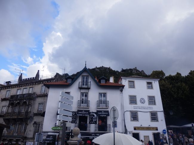 ここがシントラの中心部。<br />曇っていてわかりづらいけど、山の頂上にムーアの城跡が見えます。