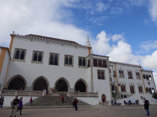 そして山と向かい合っているここがシントラ王宮！<br />ここも外観は王宮にしてはかなり変わった造りでかわいらしい！<br />