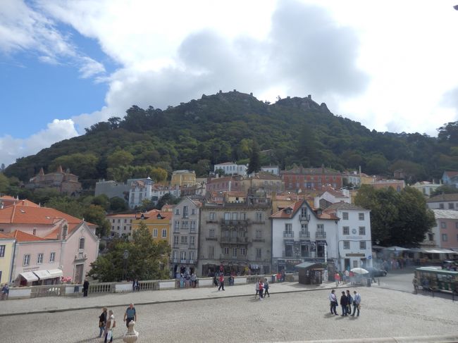 王宮の入り口からの街の景色。<br />街の建物から山とムーアの城跡にかけて、太陽の光が差してきて美しい景色です。<br />さすが世界遺産の街！