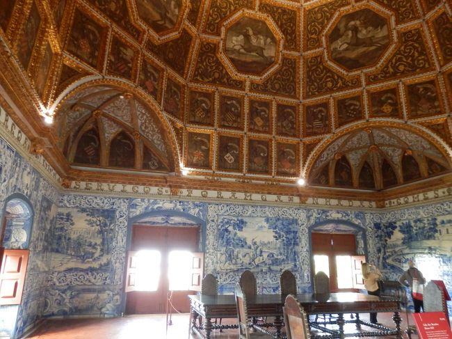 異なる路線で美しい天井と壁が見事に融合している。<br />元々ムーア人が残した建物を13世紀末に整備し、その後歴代の王が異なる趣向で増改築を繰り返したため、このようにいくつもの様式が混在した王宮になったとのこと。<br />一体感がないからこそのこの美しさは、なかなか世界的にも珍しいのではないえしょうか。