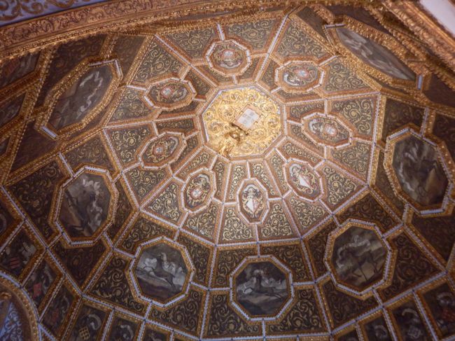 天井はアズレージョと異なり、紋章だらけ。<br />