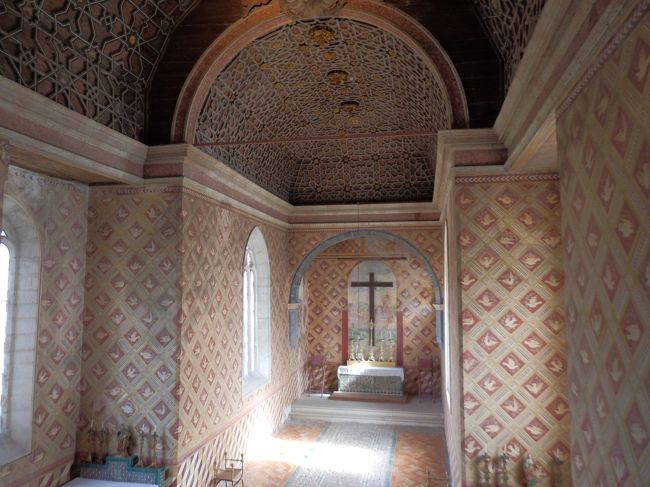 途中に小さな教会が。<br />ここも様式が異なりますね。<br />時間がなかったため、かなり駆け足だったけど、シントラ王宮も隅々まで冒険しました。