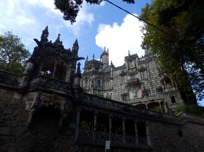 バスで10分もしないうちにレガレイラ宮殿に到着。<br />時計は15時前。帰りのバスの時刻を見ると、15：30のバスにはどうしても乗っておきたい状況。。。！<br />30分で隅々まで周っていきます！