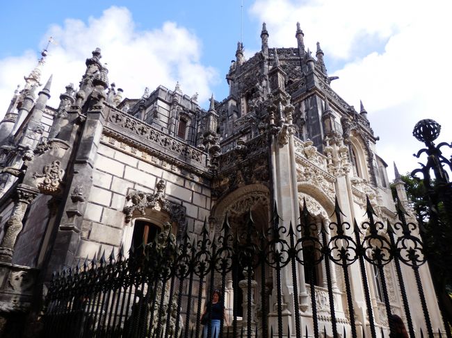 目の前に宮殿が見えるのに、宮殿を背に疾走！<br />なんておどろおどろしい宮殿の造り。。。