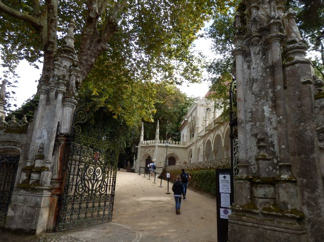 こちらが宮殿（というか宮殿の庭）の入り口。<br />30分で回りまくる！