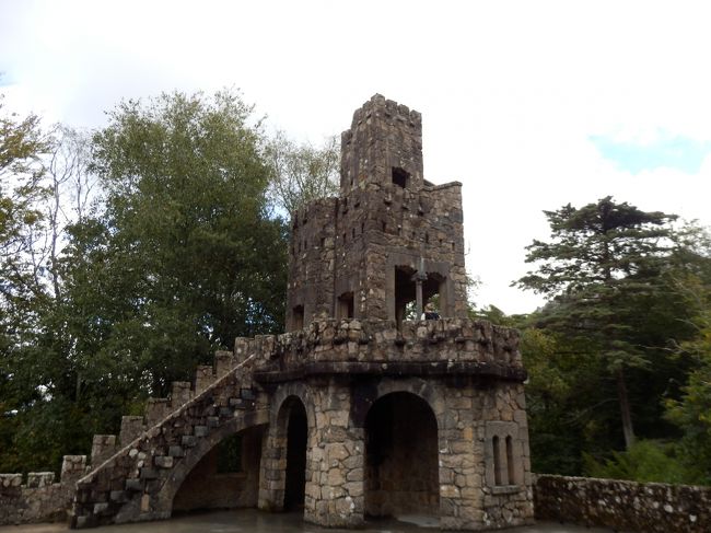 向かいにもダンジョン感のある建物？展望台？<br />上までのぼると、、、