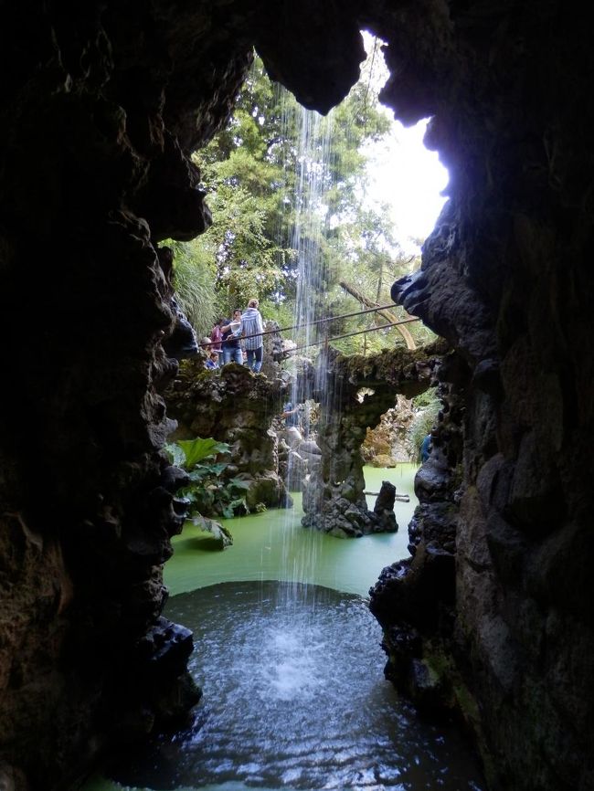 洞窟をしばらく進むと、謎の池に出ます。ここはどこ。。。？