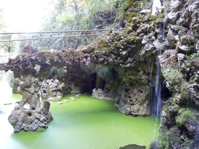 謎の緑の池。周りの岩と小さな滝とが融合してすごくファンタジーです。
