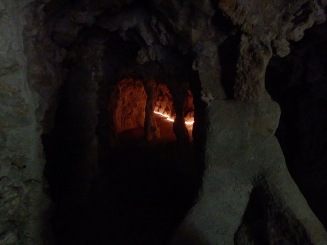 こちらが洞窟の様子。ガチで真っ暗の洞窟なので、スマホライトは必須です。<br />さっきの井戸やら池やらいろんな道をつないでいて本当に楽しいです！