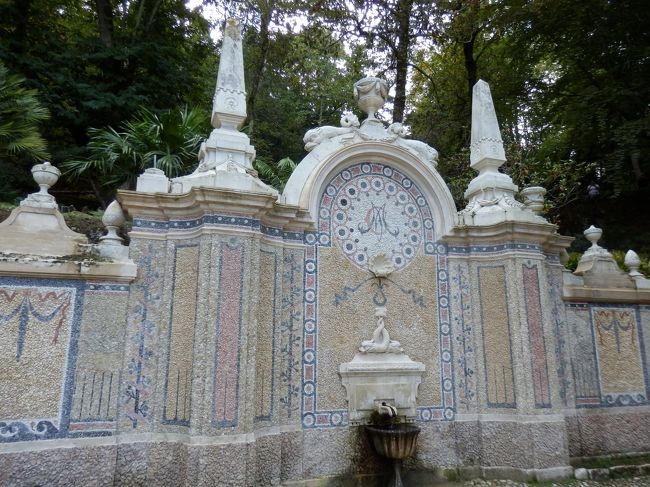 洞窟を駆け足で満喫した後、再び森を冒険します。<br />段々王宮側に近いづいてきたと思ったらまた別のガーディアン系建物が。。。<br />誰が造ったか知らないけど、本当に遊び心の絶えない庭で素晴らしいです！