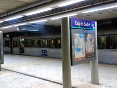 予定だいぶオーバーの21時前にカイス・ド・ソドレ駅に到着。
実はロカ岬の時点でもうデジカメの電池が全くなかったため、メトロのバイシャ・シアード駅経由で一旦ホテルに戻ることに。