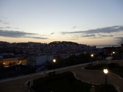 いよいよ旅行最終日！
4日間の蓄積でかなり身体は疲れきった状態だったけど、夜明け前の６時ごろに目が覚めてしまい、せっかくなので日の出を見に行くことに。
やってきたのは何気にこれでもう３回目、サン・ペドロ・アルカンタラ展望台！
誰も人がいない静かな展望台で、ゆっくり夜明けを待ちました。