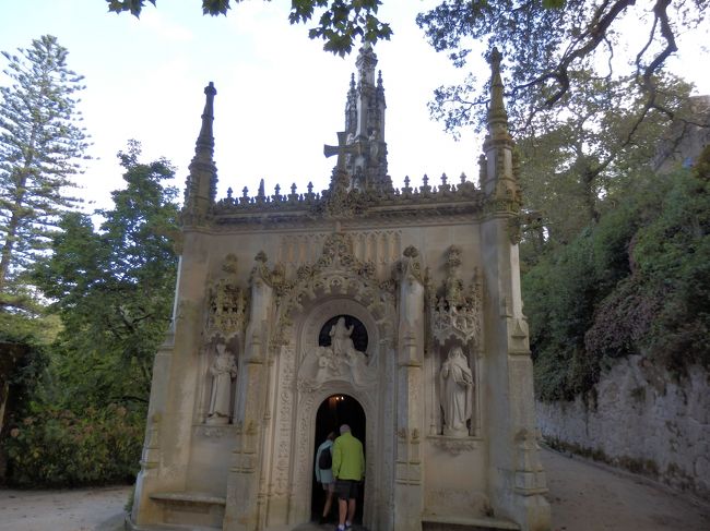 宮殿の手前には小さな教会が。