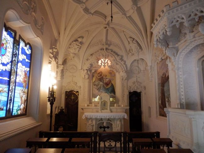 中も本当に小さな教会ながら変わった様式で面白かったです。