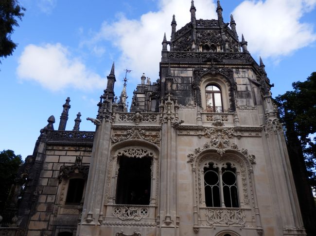 庭を駆けまわり、やっと着きました、レガレイラ宮殿！<br />これまたＲＰＧゲームのラスボスのお城のような造りです！