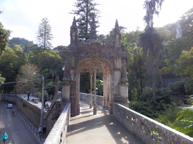 時間との闘いだったレガレイラ宮殿も30分で無事制覇！<br />すぐ横の出口・バス停に向かいます。