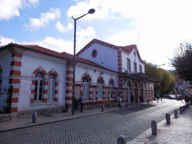 予定通り、16時前にシントラ駅に到着。<br />駅前で謎のパイとシントラ名物お菓子・ケイジャーダときのうに引き続きペプシを買ってバス停に向かいます。