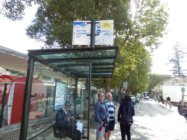 ここがロカ岬行きのバス停。<br />シントラ中心部に向かうバス停とは逆側に位置します。<br />ここでシントラ～ロカ岬～カスカイスを周遊する403番線のバスを待ちます。