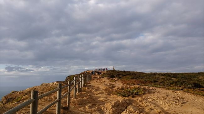 ここで晴れたり曇ったりを繰り返す空を見ながら海風をひたすら浴びる。日没までまだ時間たっぷり。思えばこの旅で唯一のんびりできた時間かもしれません。しばらくのんびりした後、バス停近くの観光案内所まで一旦戻ります。